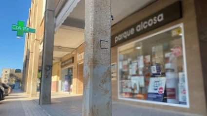 La farmacia recuperada, aún con las marcas de barro tras la DANA