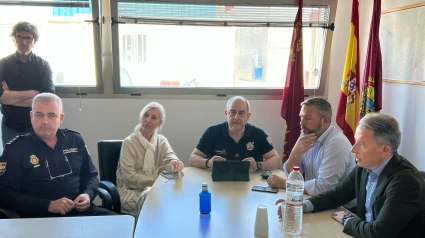 Policía nacional, responsables del servicio de Emergencias, el alcalde y concejales del gobierno en la reunión del gabinete de crisis