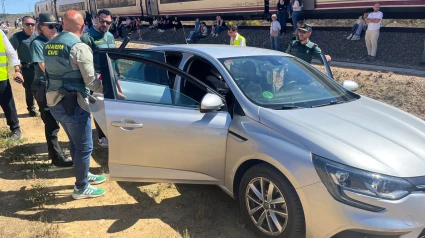 La Guardia Civil evacuan uno de los trenes