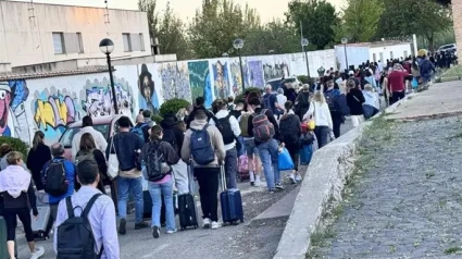 Viajeros del tren Iryo parado en Malagón
