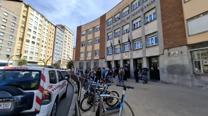 Bomberos, en la puerta del IES Jovellanos de Gijón tras la aparición de una grieta que ha obligado a desalojar el centro