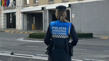 Una agente de Policía Muncipal vigila una calle de Pamplona