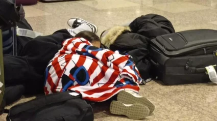 Estudiante pernoctando en el aeropuerto