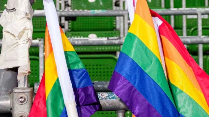 Banderines en apoyo al colectivo LGTBI en un campo de fútbol