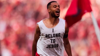 Gakpo luce el mensaje 'I belong to Jesus' en una camiseta durante la celebración de la Premier League con el Liverpool