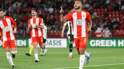 El Almería cumple su objetivo de mínimos mientras pierde adeptos (2-1)
