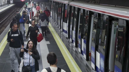 Varias personas en la estación de metro de Avenida de América, en Madrid, este martes