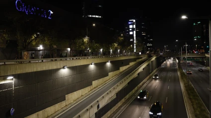Imagen de la autovía C31 a su entrada por Barcelona a primeras horas de la madrugada del Martes tras el apagón eléctrico sucedido en la Península Ibérica