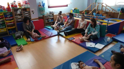 Profesionales y padres con bebés en una terapia de atención temprana en Lorca en una imagen de archivo