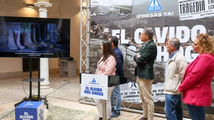 El alcalde y representantes de los damnificados por las riadas en la presentación de la campaña en el Palacio de Guevara.