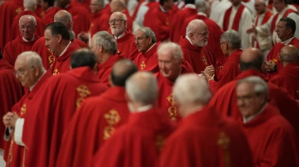 Los cardenales se quedan en la Capilla Sixtina encerrados bajo llave