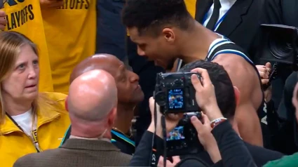 Antetokounmpo se encara con el padre de Haliburton durante el partido.