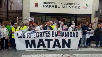 Protesta de sanitarios, con políticos de PSOE e IU, a las puertas del hospital de Lorca