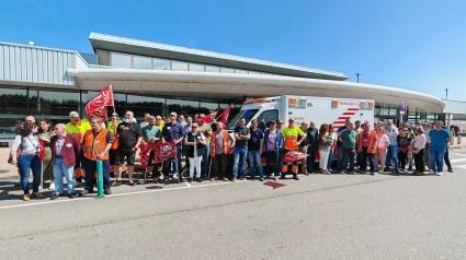 Concentración de protesta en el aeropuerto de Asturias por la supresión del servicio de ambulancia