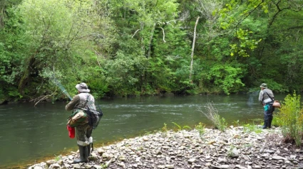 Deportistas pescando en el río Eo