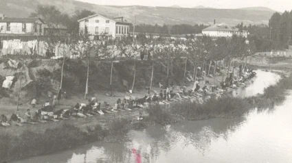 Un grupo de lavanderas en la orilla del Arga a su paso por Pamplona