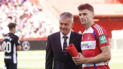 Lucas Boyé recibe el Trofeo MVP de abril de manos de Lucas Alcaraz
