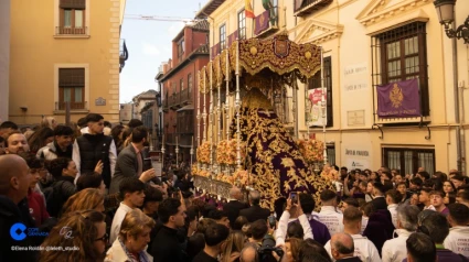 La Virgen de las Penas en la salida de la estación de penitencia de este Miércoles Santo