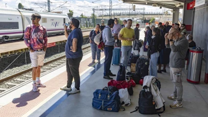 Viajeros del tren AVE procedente de Madrid con destino Murcia tras el apagón