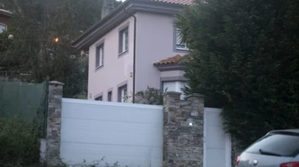El exterior de la vivienda donde dos padres tenían secuestrados a sus hijos en condiciones inhumanas.