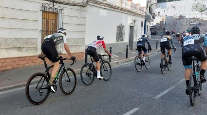 Grupo de ciclistas en pleno esfuerzo durante una subida