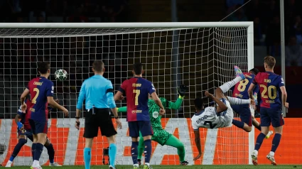 Dumfries, de chilena, marca el 0-2 del Inter contra el Barcelona
