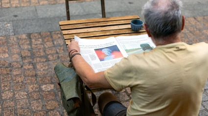 Persona mayor española leyendo el periódico español
