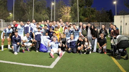 Jugadores, directiva y aficionados celebrando el ascenso