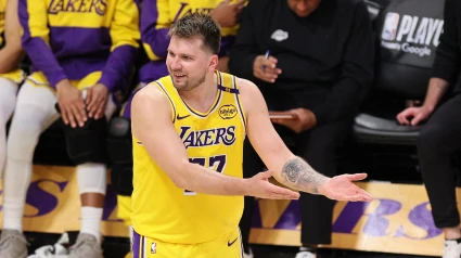 Luka Doncic protesta una decisión arbitral durante el quinto partido de la serie ante los Wolves.