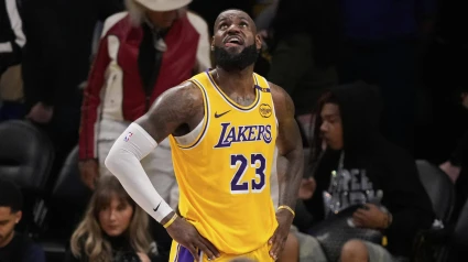 LeBron James mira el marcador durante la derrota de los Lakers ante los Wolves en el Staples Center.