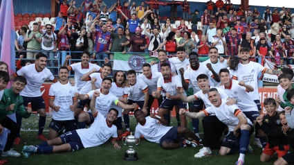 Celebración del ascenso con la afición, tras la victoria ante el Diocesano
