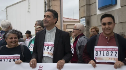 Monseñor Fernando García Cadiñanos en una movilización por el trabajo decente