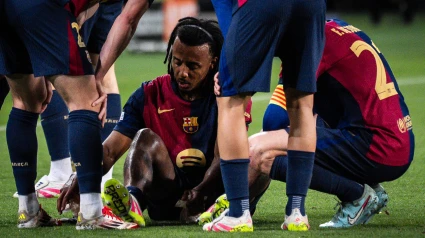 Jules Koundé se retiró lesionado en la primera parte del encuentro ante el Inter de Milán.