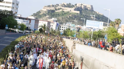 El buen tiempo y el festivo del 1 de mayo han convertido este año la Santa Faz en la más multitudinaria de la historia.