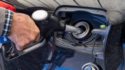 Un cliente reposta su coche con gasóleo desde un depósito de gasolina en una gasolinera de España