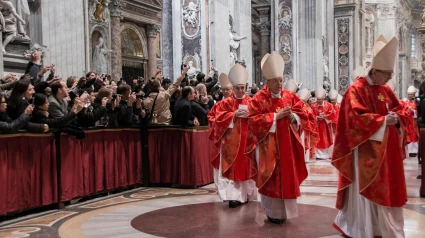 Turistas fotografían a los cardenales después de una misa especial