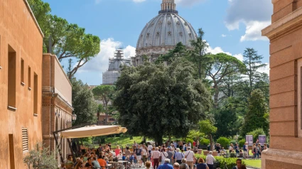 La cúpula de la Basílica de San Pedro desde los jardines de los Museos Vaticanos, Ciudad del Vaticano