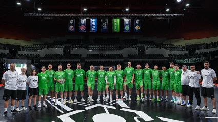 El Illes Balears Palma Futsal posa en la pista de Le Mans