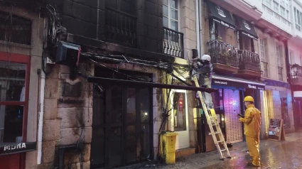 Así quedó la fachada del local afectado por un incendio en la calle Olmos de A Coruña