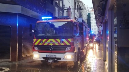 Bomberos en la calle Olmos de A Coruña
