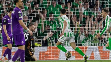 May 1, 2025, Sevilla, Andalucia, Spain: Sevilla, Spain, May 1st 2025 David de Gea (N43) looks at Antony (N7) after scoring Real Betis second goal during the UEFA Conference League 2024/2025 match between Real Betis and ACF Fiorentina at the Estadio Benito Villamarin in Sevilla, Spain (Credit Image: © Andres Lopez Sheridan/Sport Press Photo via ZUMA Press)