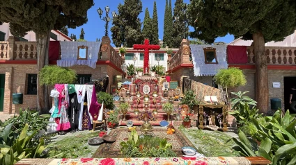 Cruz de la cofradías de Vía Crucis, Dolores y Concha en le Colegio Ave María - Casa Madre
