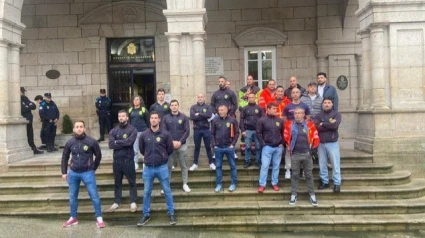 Bomberos y Policías Locales concentrados a las puertas del Concello de Ourense