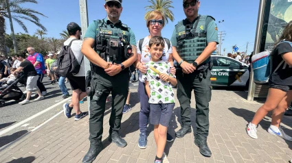 Jaime y su madre visitando el stand Guardia Civil