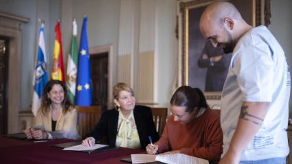 Pilar Miranda, alcaldesa de Huelva, durante la firma de los contratos
