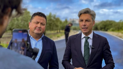 Andrés Lorite (dcha.) en el camino 'Mingo Hijo' de Montemayor,