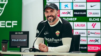 El entrenador del Elche criticó la presencia de un árbitro de Santander en el VAR de su partido.