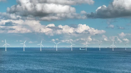 Molinos de viento en el mar