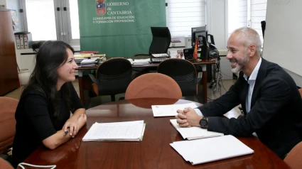 (Foto de ARCHIVO)El consejero de Educación, Sergio Silva, y la presidenta de la Junta de Personal Docente, Rus TruebaGOBIERNO DE CANTABRIA31/7/2023