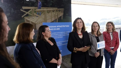 Ángeles Vázquez, en el centro, durante la presentación en Ares